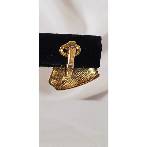 Vintage Crown Trifari Textured Gold Tone Folded Clip on Huggies Earrings Signed - Picture 7 of 13